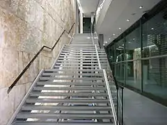 Gradläufige Treppe mit zwei Treppenabsätzen