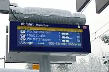 Foto eines LCD-Displays an einem Bahnhof, auf dem drei Züge der Linie S7 angekündigt werden, sowie darunter Hinweise auf den GDL-Streik