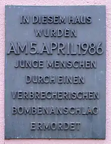 Gedenktafel mit Aufschrift „In diesem Haus wurden am 5. April 1986 junge Menschen durch einen verbrecherischen Bombenanschlag ermordet“