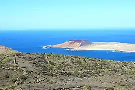 Blick von Lanzarote auf den Südteil La Graciosas mit der Montaña Amarilla