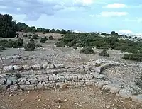 Gigantengrab von S’Arena von oben und Blick in die Kammer