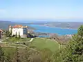 Der Lac de Sainte-Croix mit dem Schloss von Aiguines