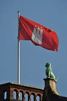 Pudelskulptur auf dem Mittelgiebel