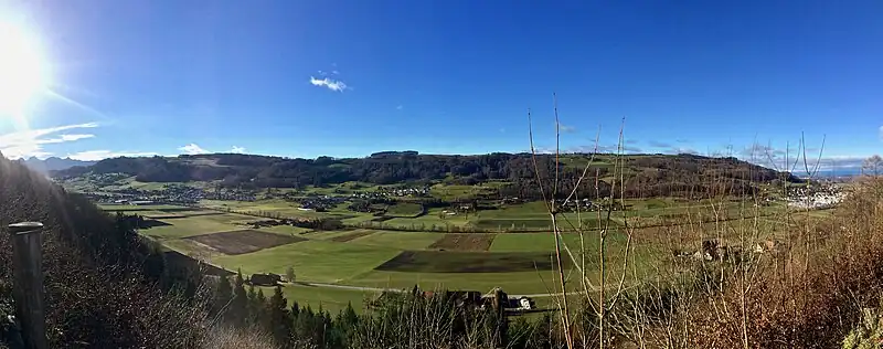 Panorama des Gürbetals vom Belpberg aus gesehen. Der langgezogene Hügelzug dahinter ist der Längenberg. Ganz am rechten Bildrand ist die Ortschaft Belp sichtbar.