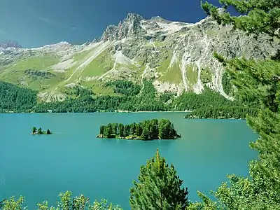 Die Südseite der Fuorcla Grevasalvas, aufgenommen vom Silsersee. In der Bildmitte der Piz Lagrev, links davon die Fuorcla Grevasalvas und der Piz d’Emmat Dadaint, ganz links der Piz Materdell.