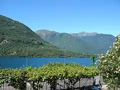 Blick auf das südwestliche Ufer mit dem Mont’Orfano und dem Ossolatal