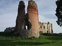 Feldsteinturm mit Backsteinverblendung