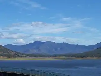 Die bewaldete Main Range, davor der Lake Moogerah