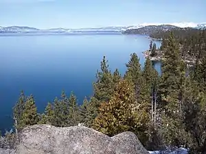 Blick auf den Lake Tahoe von seinem Ostufer in Nevada aus gesehen