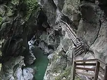 Steiganlage in der dunklen Klamm