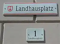 Neues Straßenschild mit Hausnummer