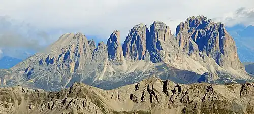 Die gesamte Langkofelgruppe von Süden, die Kette der Gipfel ist klar sichtbar