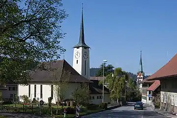 Haldenstrasse mit katholischer (links, im Vordergrund) und reformierter Kirche