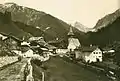 Die Strasse um 1890 bei Langwies Platz. Oben rechts der Strelapass