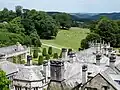 Dachlandschaft mit etlichen Kreuzgiebeln (Lanhydrock House, Cornwall)