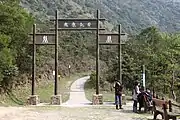 Paifang aus Holz am Lantau-Peak in Hongkong