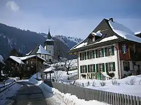 Kirche und Dorfkern von Lauenen