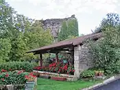 Waschhaus (lavoir) und Burgruine