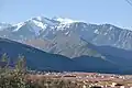 Blick über Vinça auf den Pic du Canigou