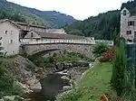 Die Brücke, welche Mariac mit Pont-de-Fromentières verbindet. Rechts das Haus mit dem clocheton.