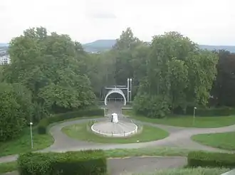 Blick vom Samaraweg am Fuß der Bastion Leibfried auf die Laube und den Brunnen am westlichen Rand der Kunststation