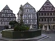 Der Marktplatzbrunnen in Leonberg mit dem Wappner als Brunnenfigur