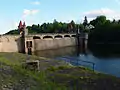 Staumauer mit Wassereinläufen bei niedrigem Wasserstand