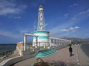 Blick auf den Leuchtturm in Richtung der Bucht von Dili