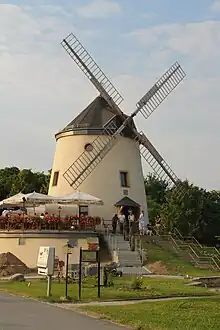 Die Leutewitzer Windmühle (2010) steht auf der Halde des 5. Lichtloches