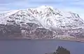 Der Liathach von Süden, Blick über Loch Torridon, am Fuß des Berges der Ort Torridon