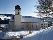 Galluskirche LibingenDie vielen Fenster im Gebäu­de­teil rechts weisen auf die frühere Funktion als Kloster hin.