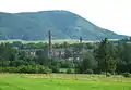 Blick auf Liebau mit alter Leinenfabrik und Turm der Pfarrkirche