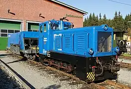 Die Diesellok 199 008 im Jahr 2011 vor der Ausstellungs- und Fahrzeughalle in Jöhstadt