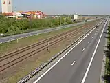 Die A12 verläuft neben der Eisenbahnlinie 11