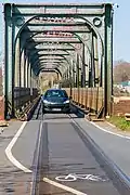 Bahn und Straße führen gemeinsam über die Brücke