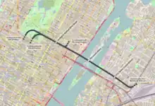 Geografische Karte mit Teilen von Midtown Manhattan, Central Park, East River und Long Island City. Dick markiert eine gerade Linie mit je zwei geschwungenen Anhängseln, die die Verbindungen zu insgesamt vier zulaufenden Strecken darstellen.