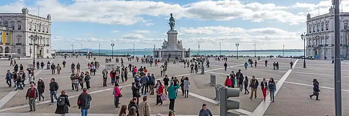 Blick über die Praça in Richtung Tejo