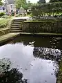 Öffentlicher Waschplatz mit der Quelle Saint-Lubin im Hintergrund