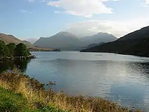 Loch Long, Blickrichtung zu den Bergen Ben Killilan und Sgumain Coinntich