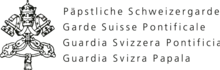 Grafische Darstellung des Logos mit zwei sich kreuzenden Schlüsseln, die mit Kordeln verbunden sind, und einer Papstkrone. Rechts steht „Päpstliche Schweizergarde. Garde Suisse Pontificale. Guardia Svizzera Pontificia. Guardia Svizra Papala“.