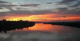 Blick von der Brücke auf den Sonnenuntergang über dem Roten Fluss