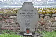 Albert Büttners Grabstein, nach Ablauf der Ruhefrist, aufgestellt als Gedenkstein neben der Lorcher St. Martinskirche.