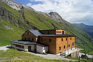 NW-Seite der Lucknerhütte mit Blick zu Medelscharte & -spitze.