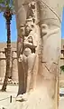 Luxor, Ägypten: Karnak-Tempel, Statue von Meritamun vor der Kolossalstatue ihres Vaters Ramses II.