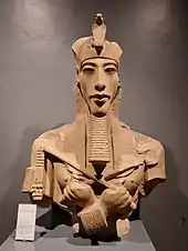 Fragmente von Statuen Echnatons aus Karnak(ausgestellt im Louvre (links) und im Luxor-Museum)