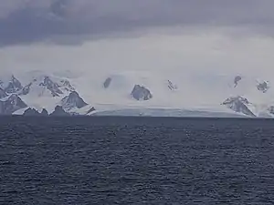 Blick von der Bransfieldstraße auf den Mussala-Gletscher mit dem Ljutiza-Nunatak (Mitte)