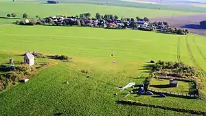 Blick vom Liebschützer Höhenzug (mit Bockwindmühle und Bergfunkstation) auf den Ort Liebschütz