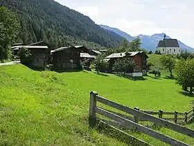 Dorf mit Kapelle