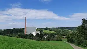 Blick auf das Kraftwerk von einem östlich gelegenen Hügel