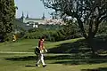 Golfplatz mit Blick auf das Hauptquartier der spanischen Luftstreitkräfte